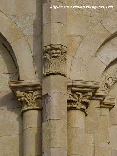 DETALLE DE ARTICULACIÓN DE LA COLUMNA EXAGONAL CON CAPITEL INTERMEDIO